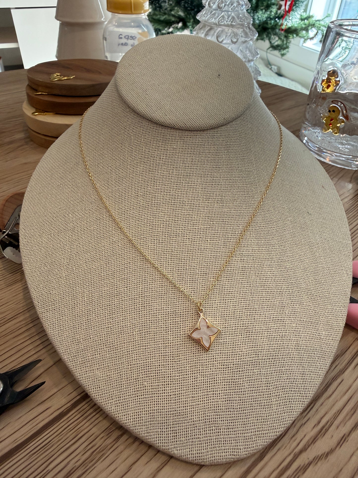 clover flower necklace (white pearl)