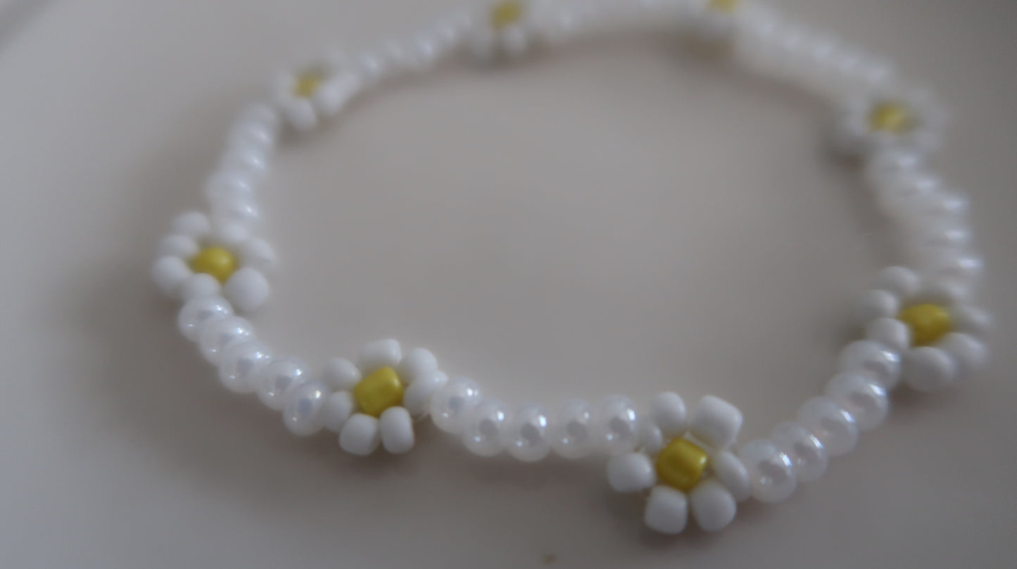 the classic daisy beaded bracelet