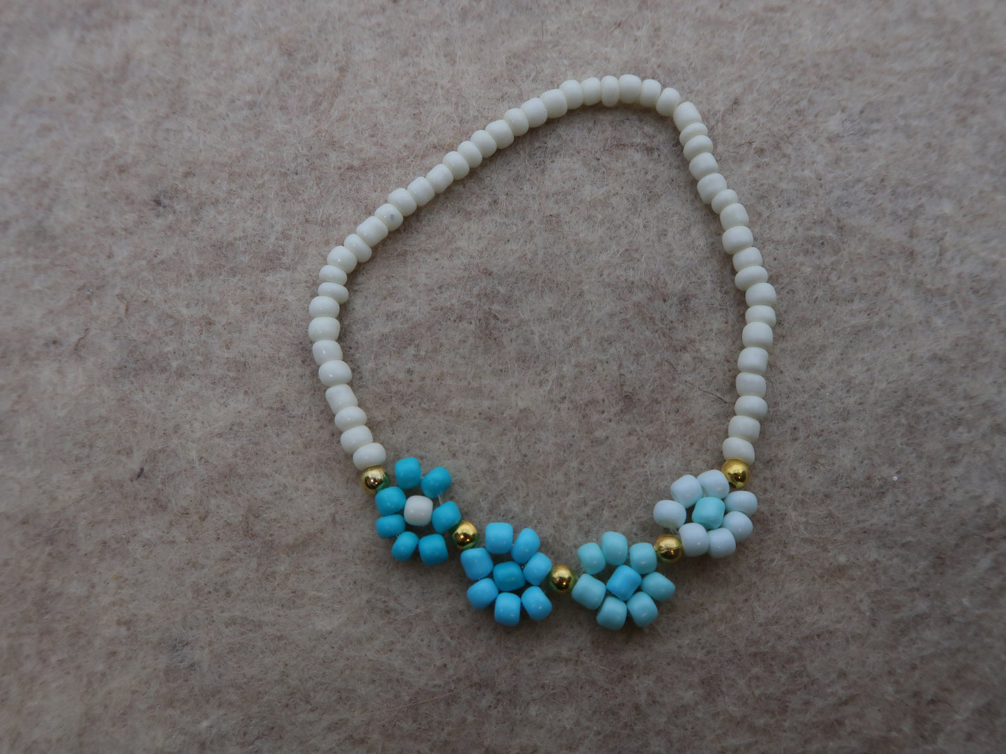 wild daisy beaded bracelet in blue