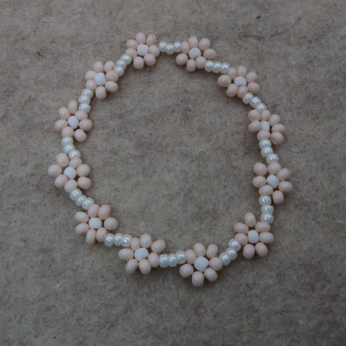 the classic daisy beaded bracelet in pink