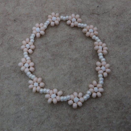 the classic daisy beaded bracelet in pink
