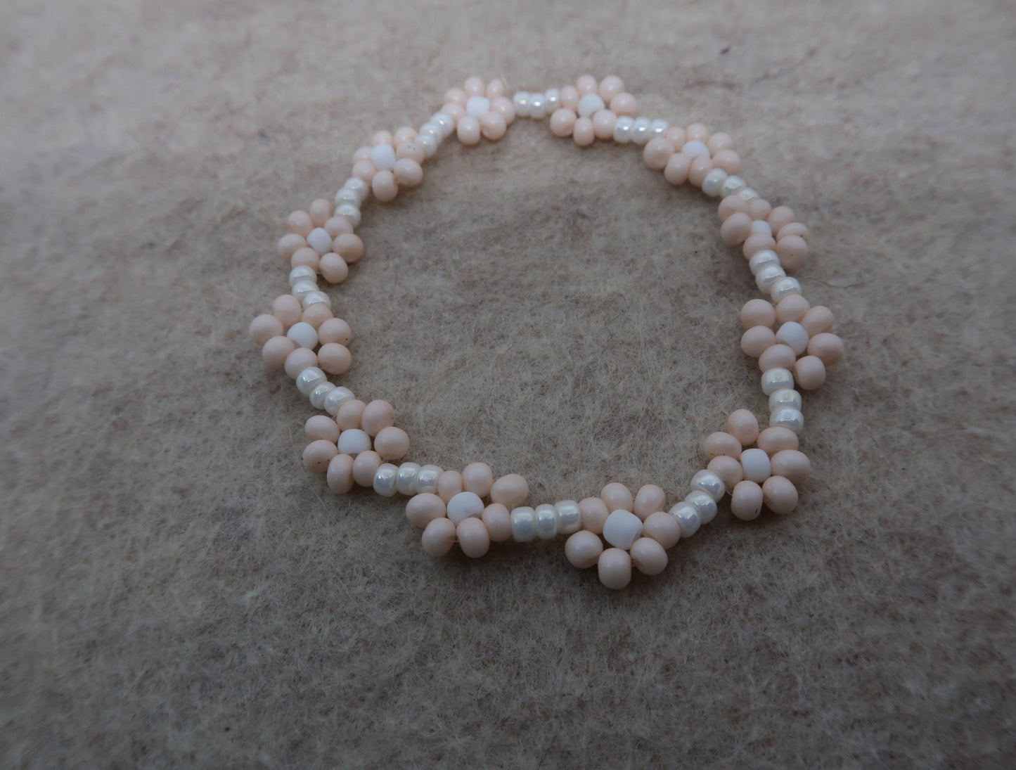 the classic daisy beaded bracelet in pink