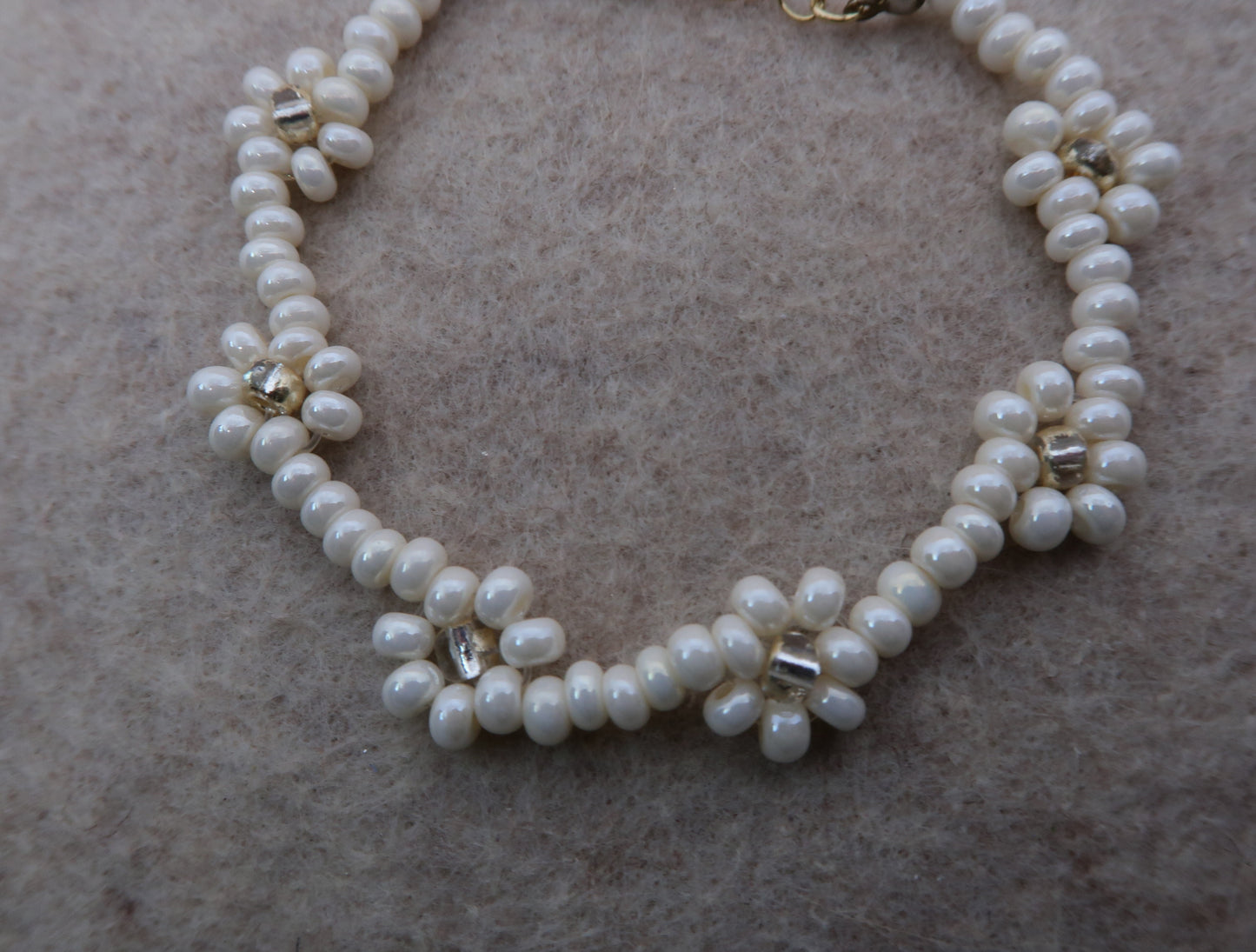 the vanilla daisy beaded bracelet