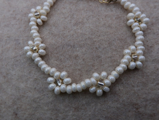 the vanilla daisy beaded bracelet