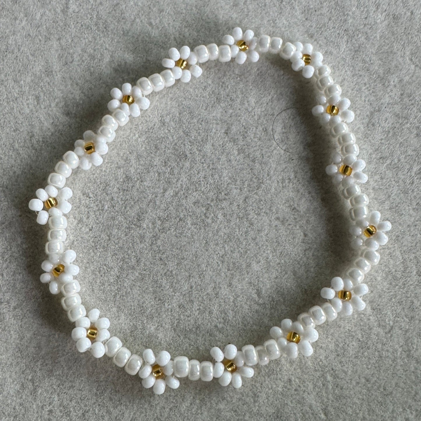 the dainty daisy beaded bracelet in white