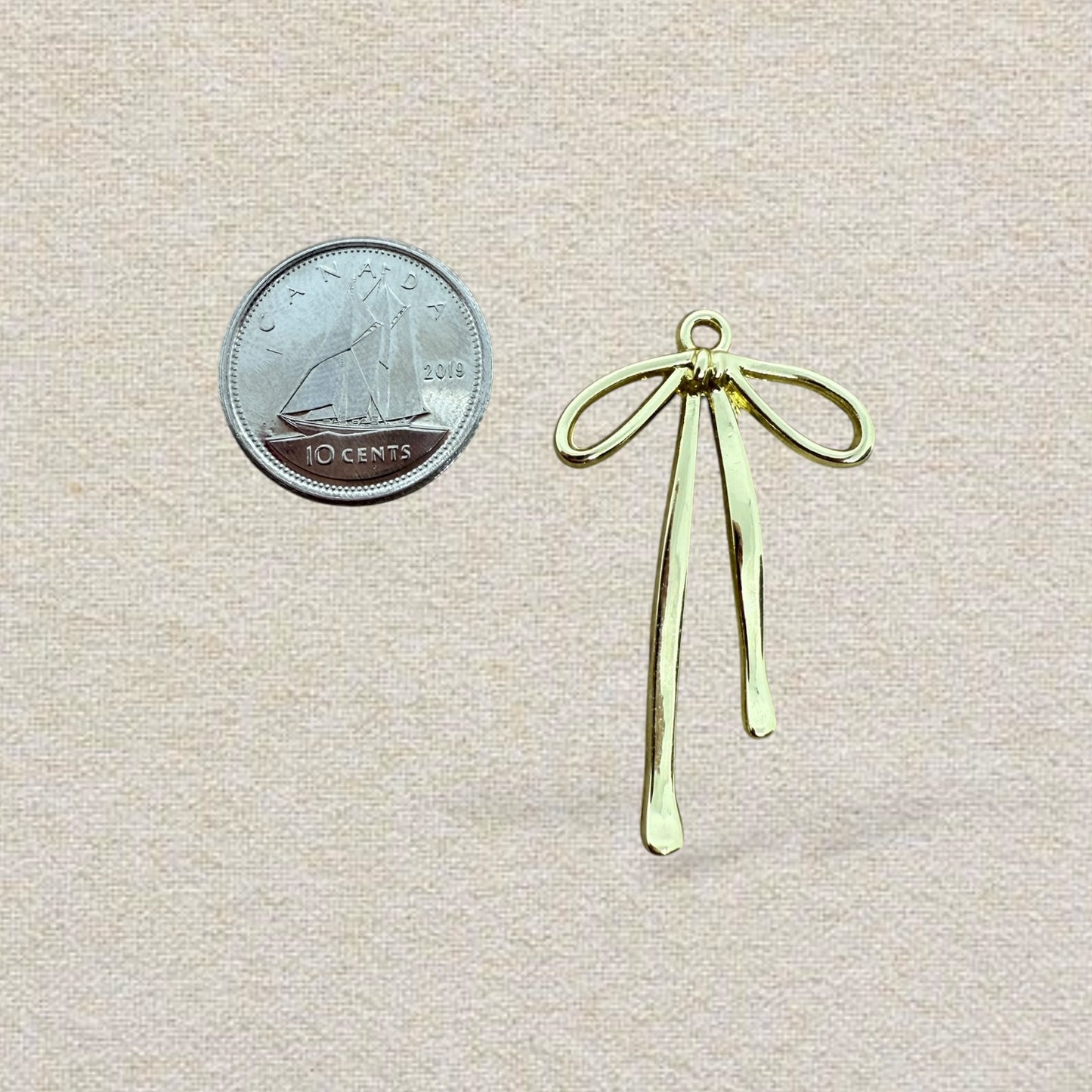 gold bow (long string) charm