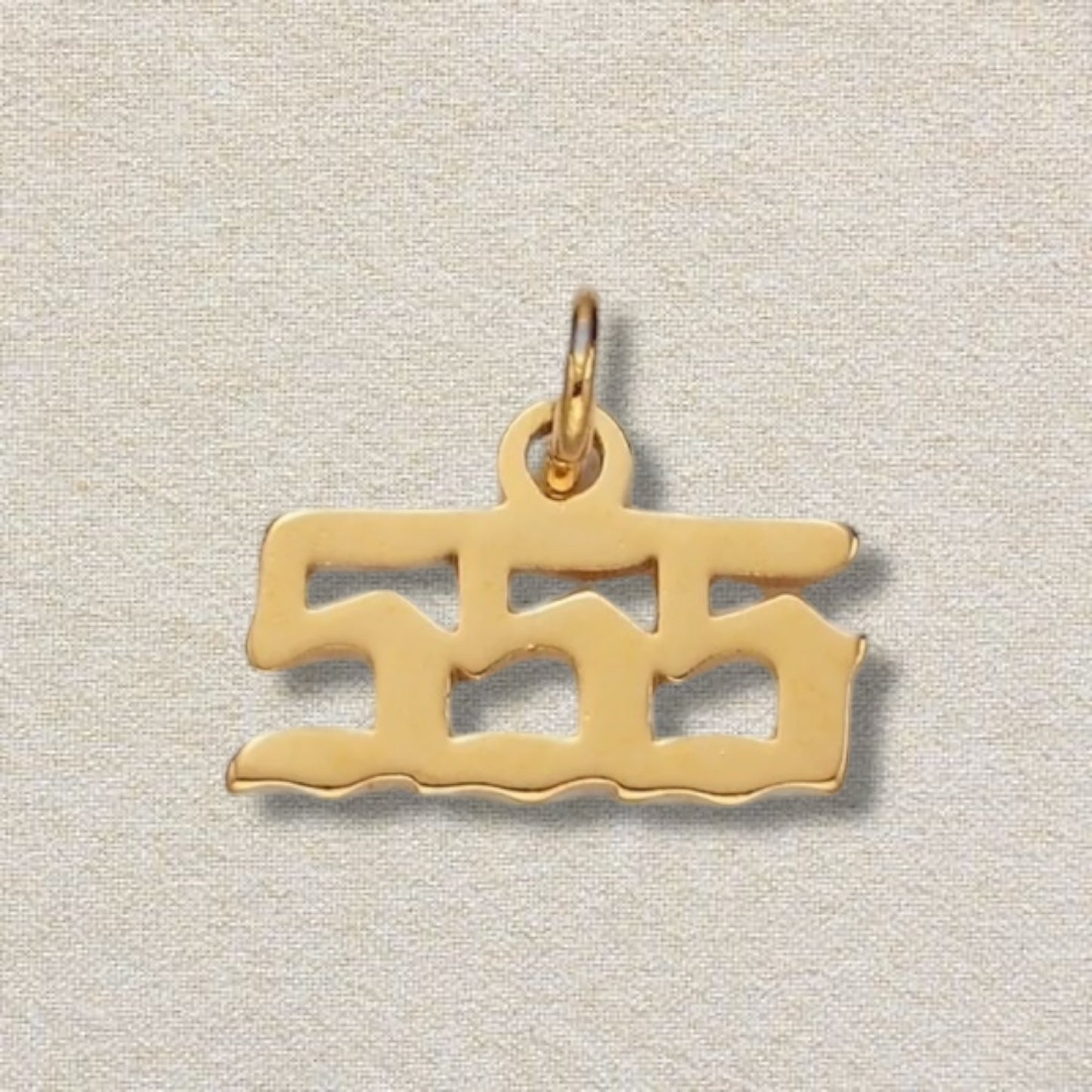 angel number charm (555)