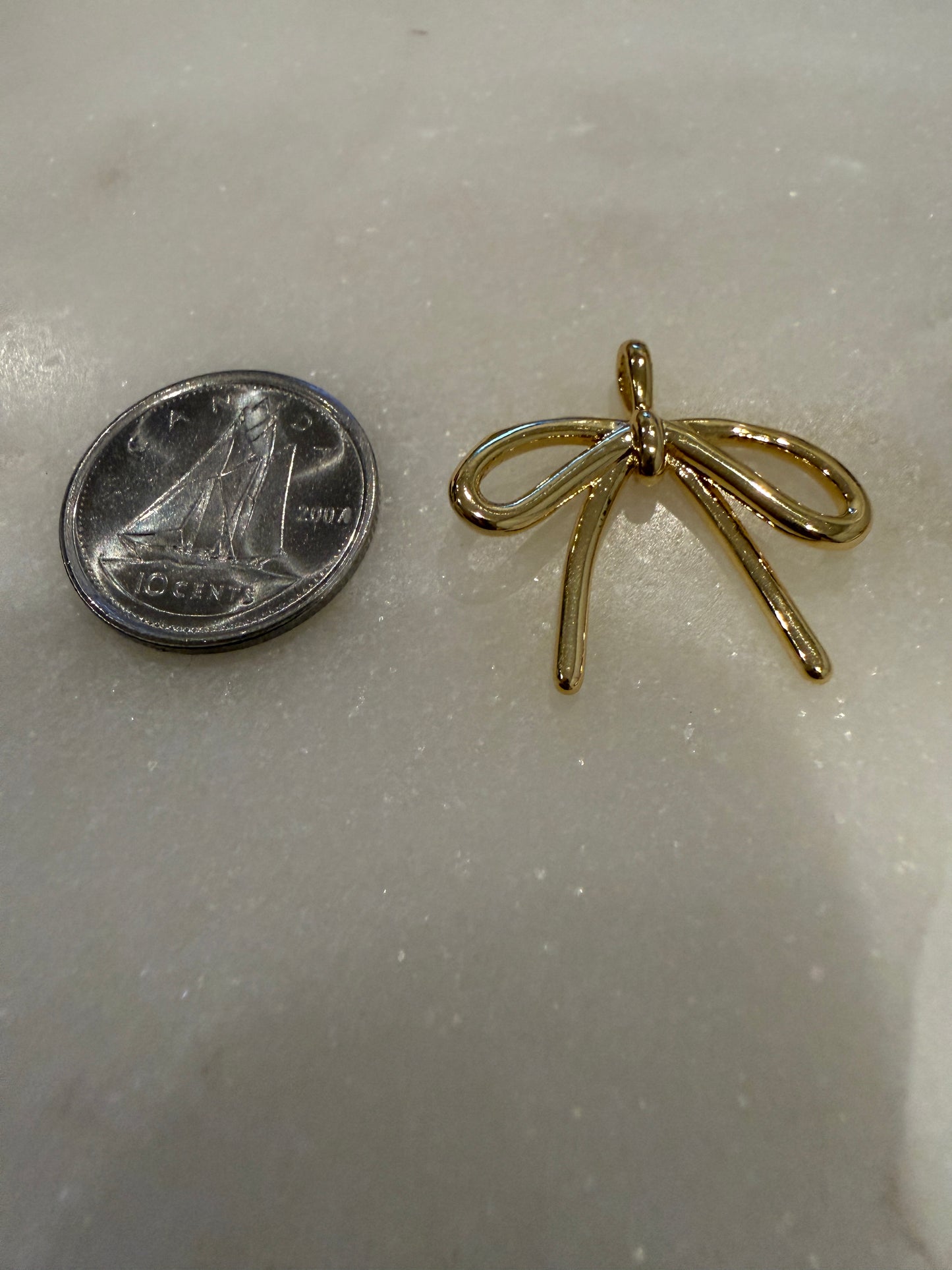 bow charm (gold) (1)