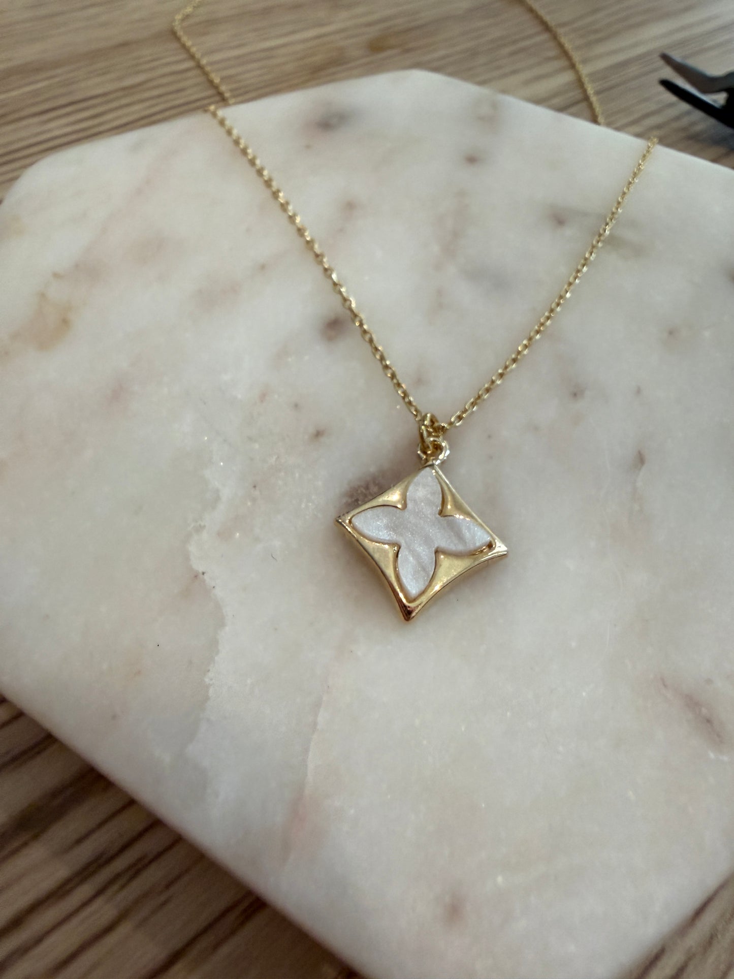 clover flower necklace (white pearl)