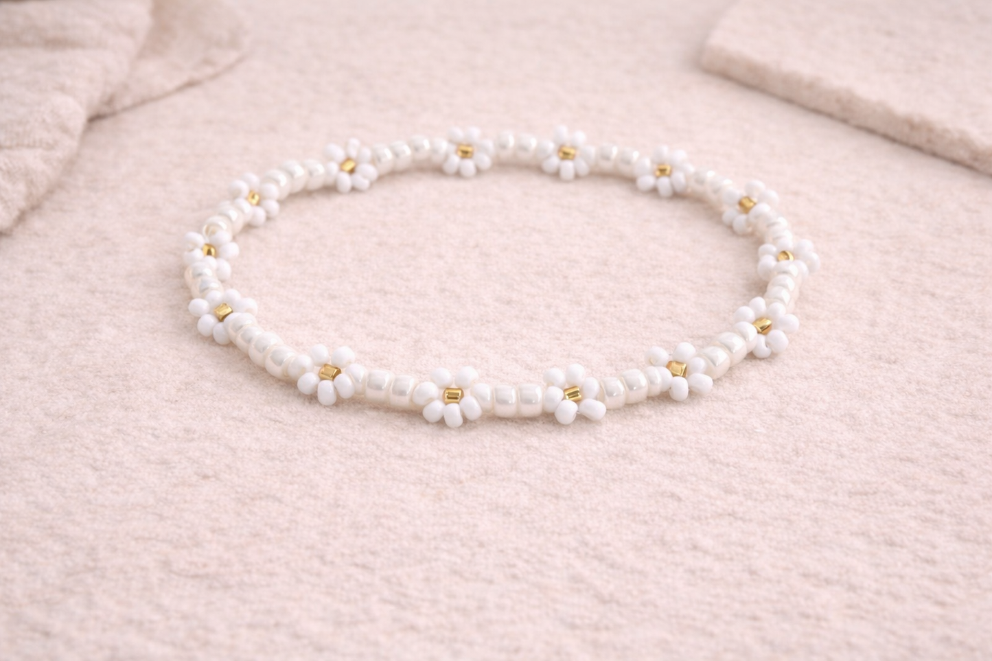 the dainty daisy beaded bracelet in white