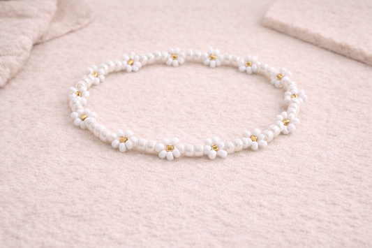 the dainty daisy beaded bracelet in white