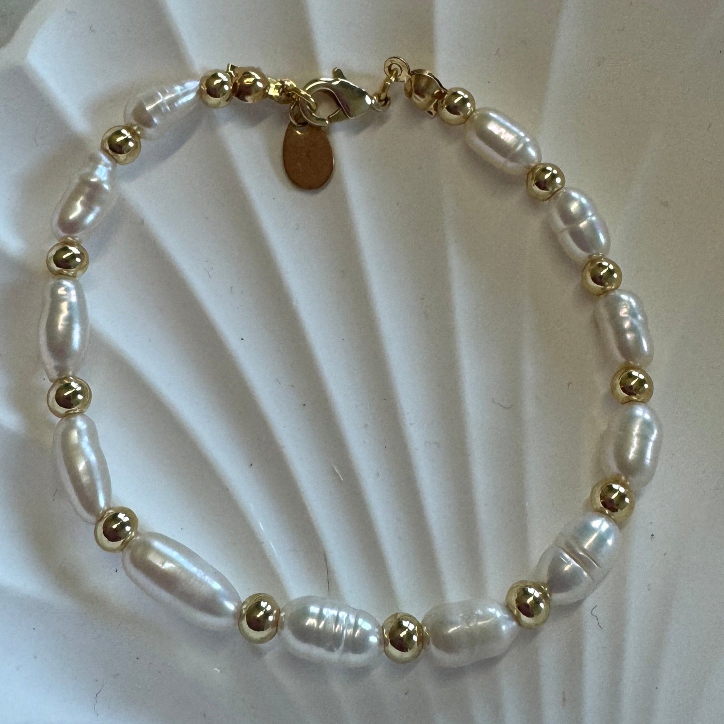 the shiny pearl bracelet