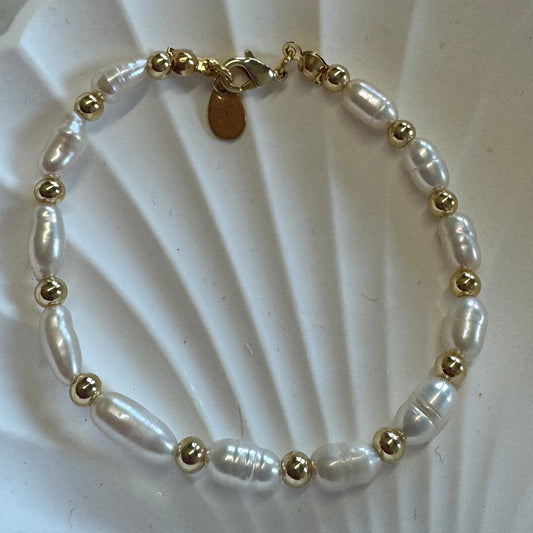 the shiny pearl bracelet