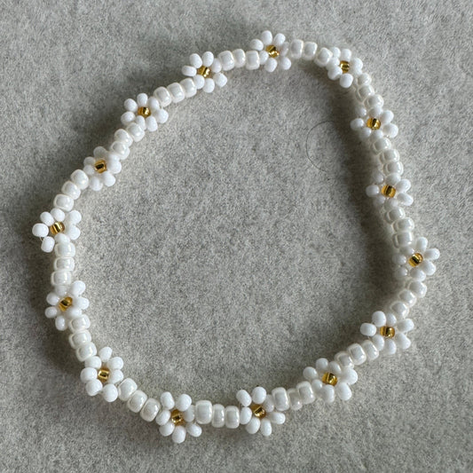 the dainty daisy beaded bracelet in white